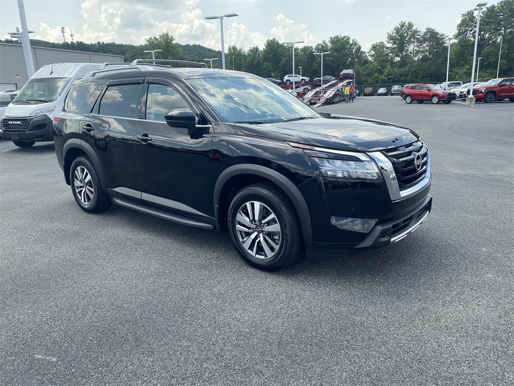 2023 Nissan Pathfinder SL